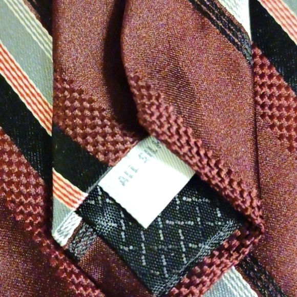 VAN HUESEN Striped Necktie - Picture 3 of 4